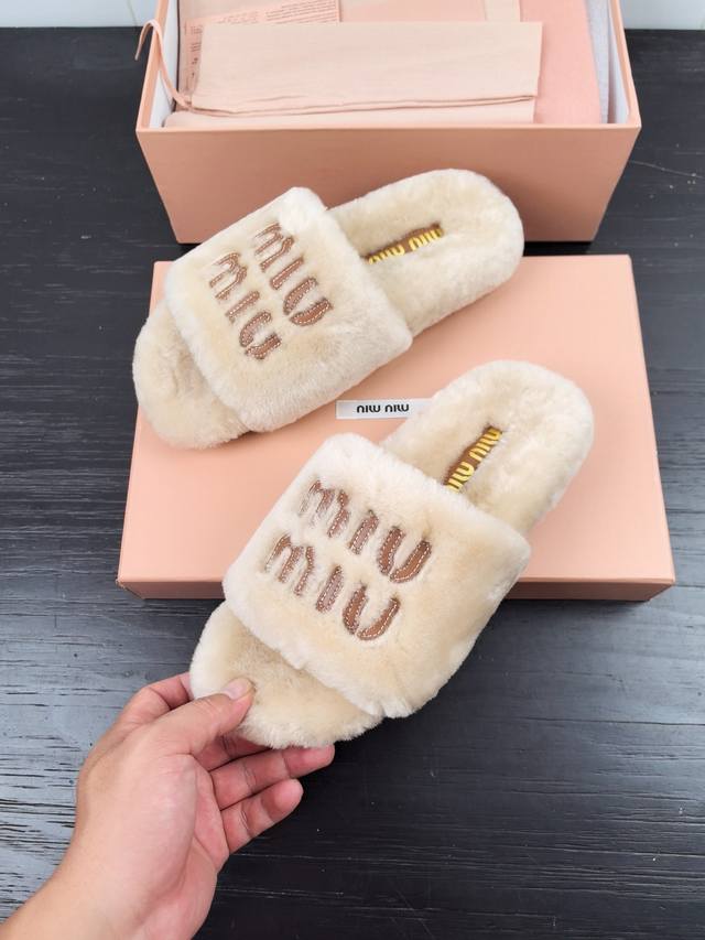 顶级版本miumiu Ss24 New Arrival～ 2024秋冬新款字母羊毛拖鞋 超舒适的miu毛拖 简约 随性 时髦有范， 慵懒又不乏高级感，最舒适的拖